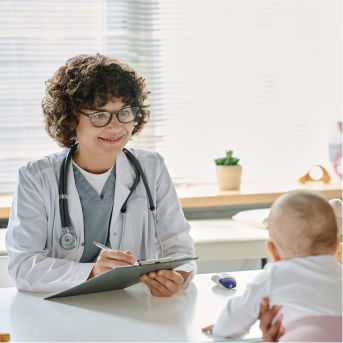 eine Ärztin die mit einer Patientin redet mit Ihrem Kindind