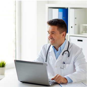 ein Arzt der an seinem Laptop arbeitet